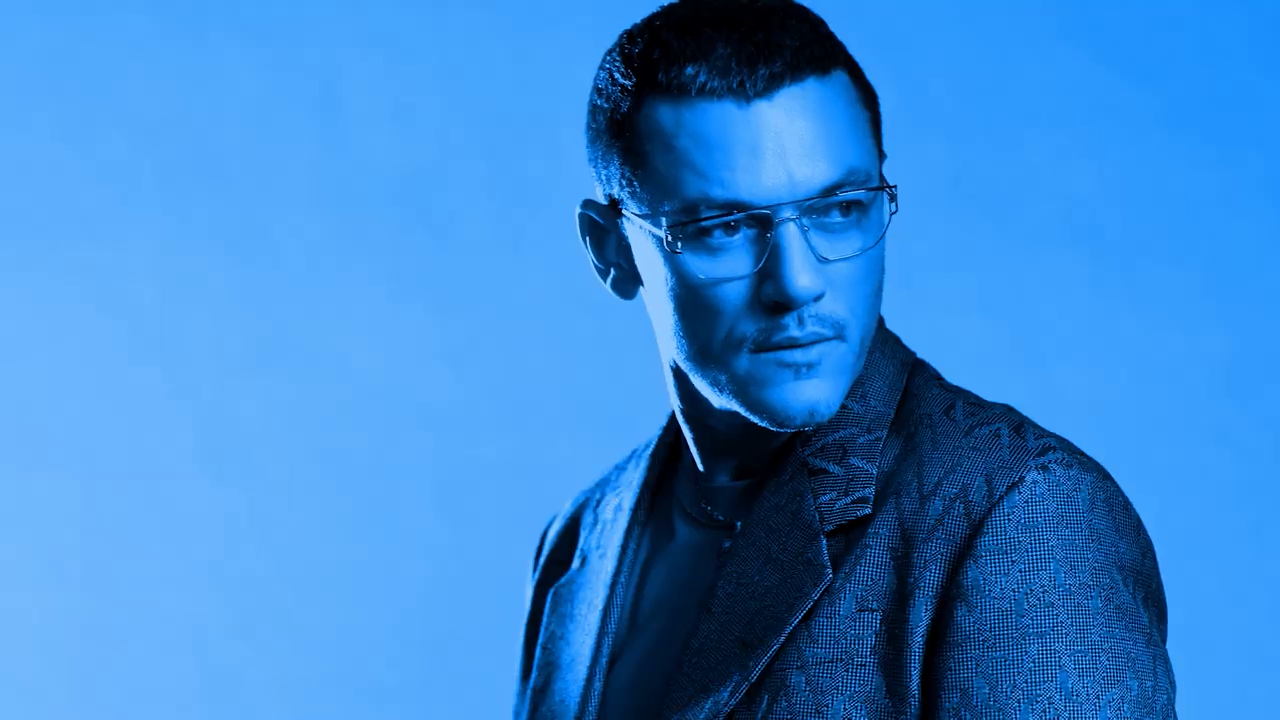 Luke Evans, nouveau visage de Versace Eyewear